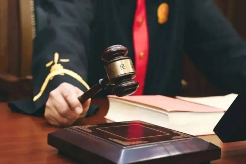 女子请假陪女儿高考被开除，官司一路打到高院